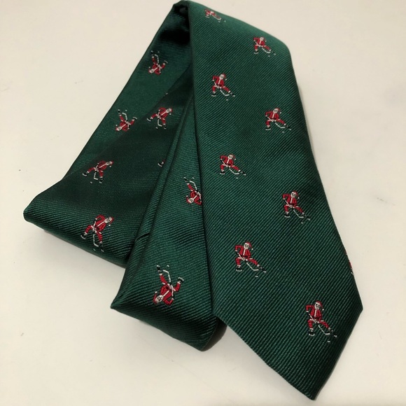 Vineyard Vines Other - Vineyard Vines Santa Silk tie